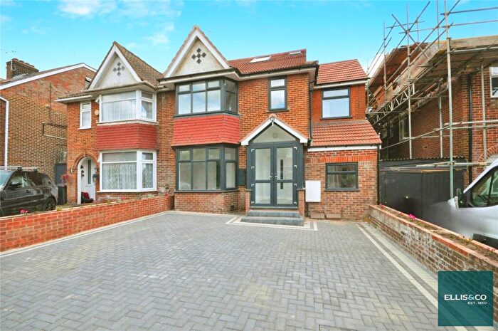 2 Bedroom Apartment For Sale In Pennine Drive, Cricklewood, NW2