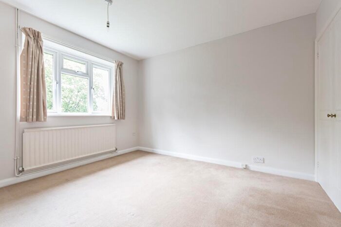 2 Bedroom Apartment To Rent In Belvedere Close, Esher, Surrey, KT10
