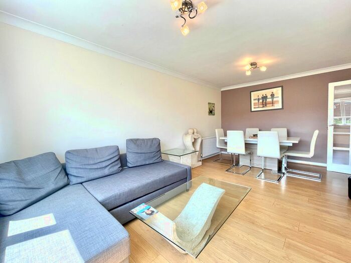 3 Bedroom Flat To Rent In Laburnum Lodge, Hendon Lane, London, N3