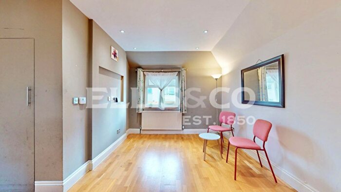 2 Bedroom Flat For Sale In Otter Road, Greenford, UB6