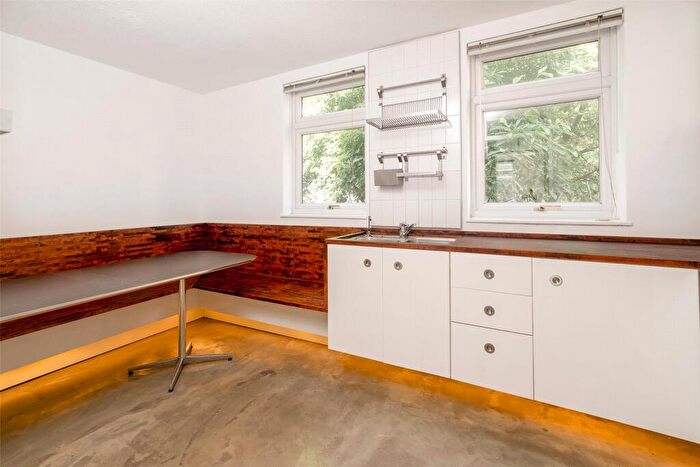 2 Bedroom House To Rent In Beechwood Road, London, E8