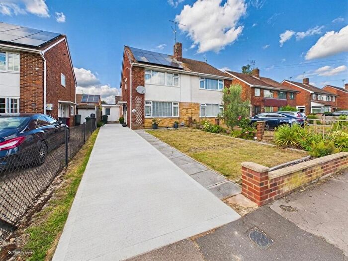 4 Bedroom Semi-Detached House For Sale In Underwood Road, Reading, RG30