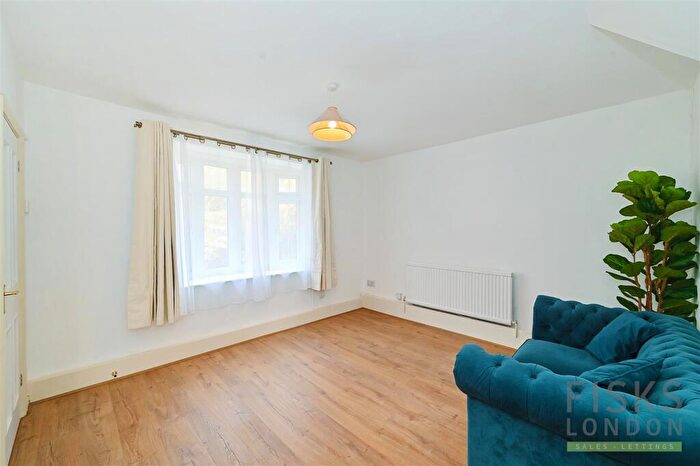 2 Bedroom House To Rent In Duckett Street, Stepney, E1
