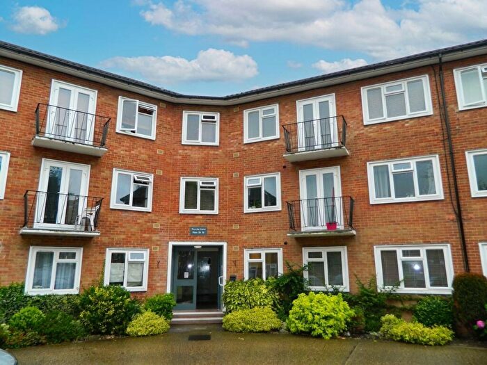 2 Bedroom Flat To Rent In Bishopric, Horsham, RH12