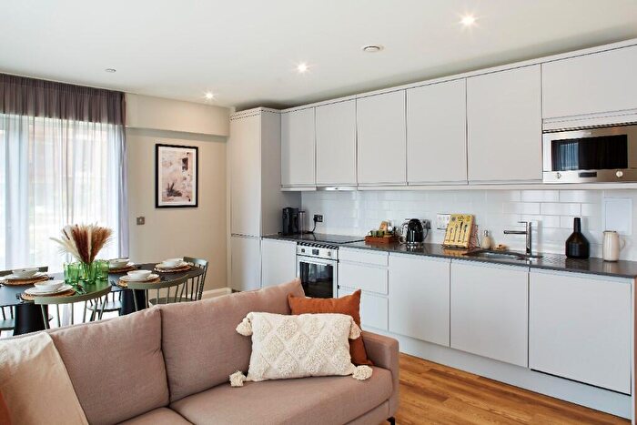 3 Bedroom Apartment To Rent In Moat Street, London, SW11