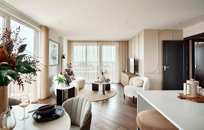 3 Bedroom Flat For Sale In Eden Grove, Fairfield Ave, Staines-Upon-Thames, TW18