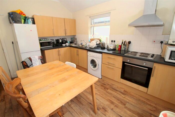 4 Bedroom Flat To Rent In Crwys Road, Cathays, Cardiff, CF24