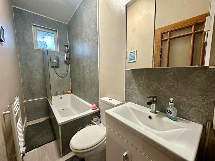 2 Bedroom Flat For Sale In Westminster Drive, Westcliff-On-Sea, Essex, SS0