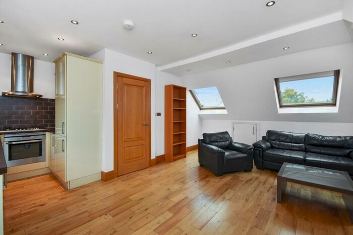 2 Bedroom Flat To Rent In Woodside Avenue, North Finchley, N12