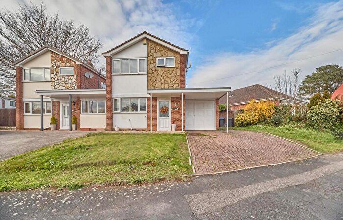 3 Bedroom Link Detached House For Sale In Friary Close, Hinckley, LE10