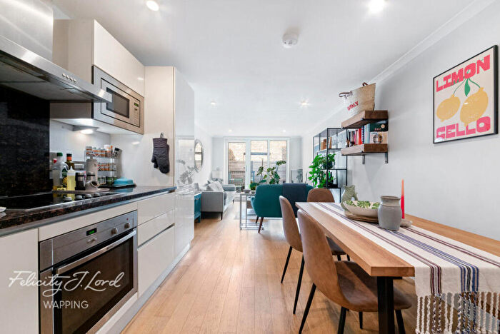 2 Bedroom Flat For Sale In Trinity Mews, London, E1