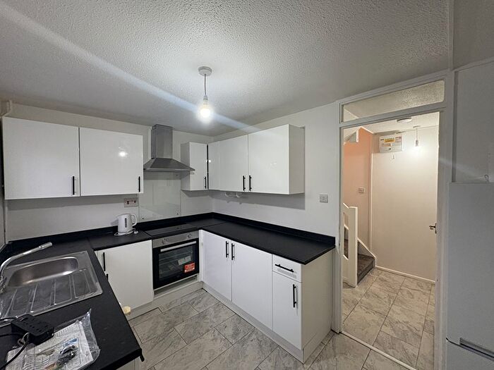 3 Bedroom Semi Detached House To Rent In Temple Court, Cambridge, CB4