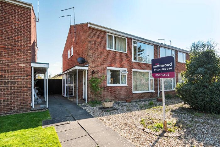 2 Bedroom Flat For Sale In Conifer Rise, Westone, Northampton, NN3