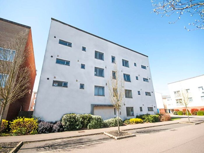 3 Bedroom Flat To Rent In Aviation Avenue, Hatfield, Hertfordshire, AL10
