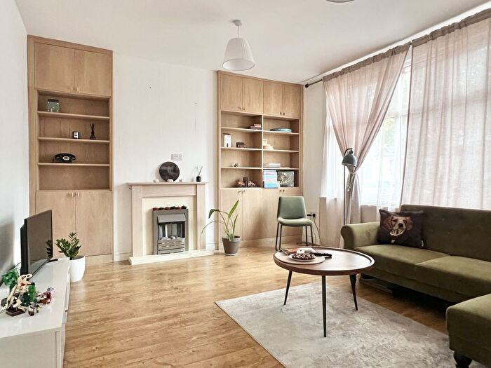 4 Bedroom End Of Terrace House To Rent In Callard Avenue, Palmers Green, N13
