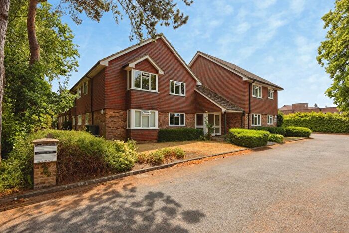2 Bedroom Flat For Sale In Trimmers Field, Farnham, Surrey, GU9