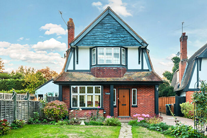 3 Bedroom Detached House For Sale In The Close, West Byfleet, KT14