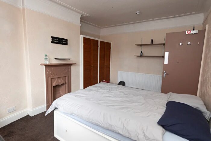 7 Bedroom Terraced House To Rent In Headingley Avenue, Leeds, West Yorkshire, LS6
