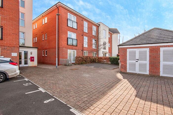 2 Bedroom Flat For Sale In Hill View Road, Malvern, WR14