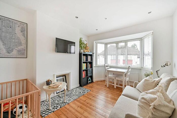2 Bedroom Maisonette For Sale In Grove Close, Kingston, Kingston Upon Thames, KT1