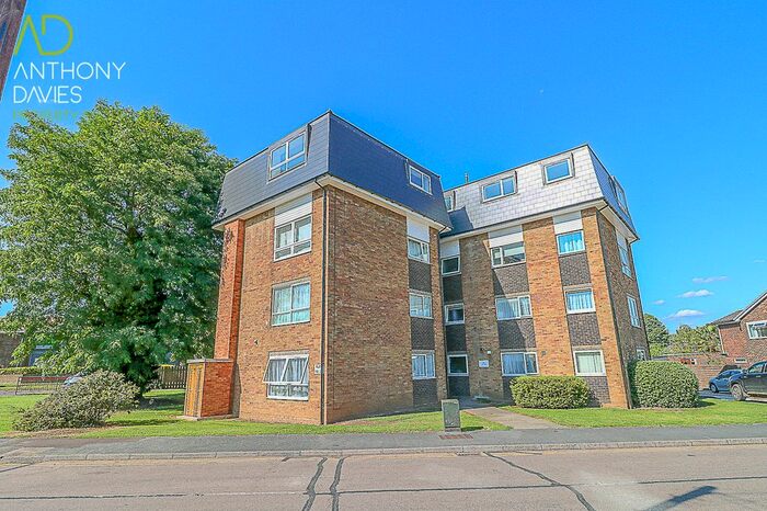 2 Bedroom Flat To Rent In Lampits, Hoddesdon, EN11
