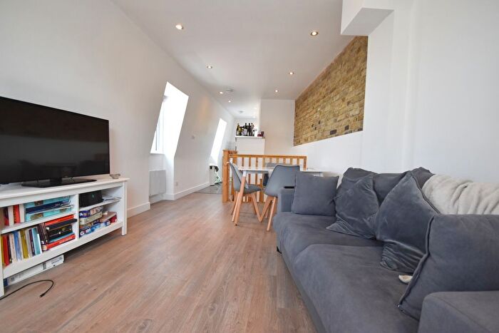 2 Bedroom Flat To Rent In Bedford Hill, London, SW12