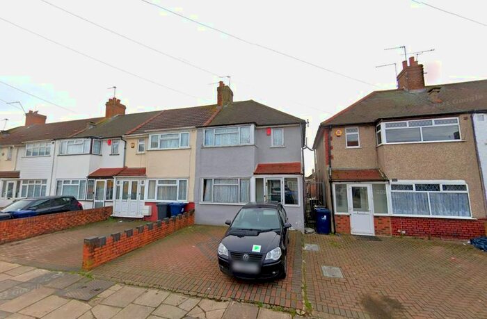 3 Bedroom End Of Terrace House For Sale In Beresford Road, Southall, Middlesex, UB1