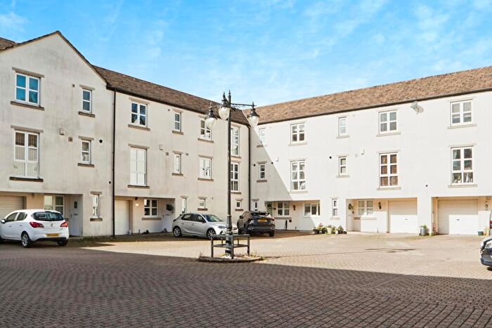 3 Bedroom Mews For Sale In Springhead Road, Oakworth, Keighley, BD22