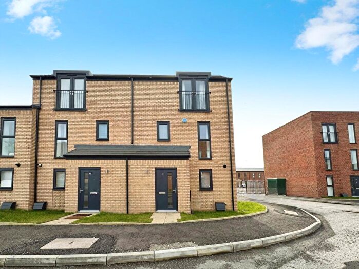 3 Bedroom End Of Terrace House For Sale In Shergar Way, Salford, Greater Manchester, M6