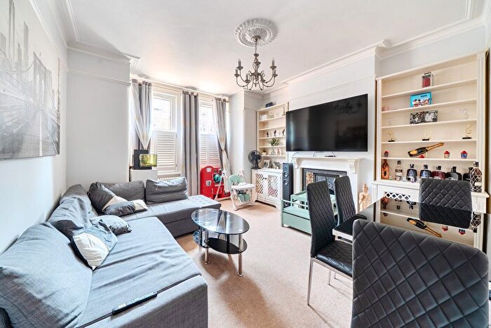 2 Bedroom Flat For Sale In Queenstown Road, London, SW8