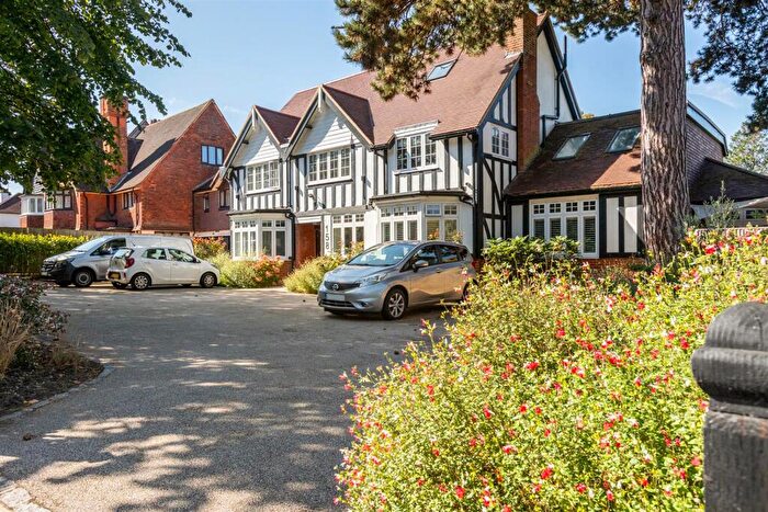 3 Bedroom Apartment For Sale In Oakridge Mansions, Foxley Lane, Purley, CR8