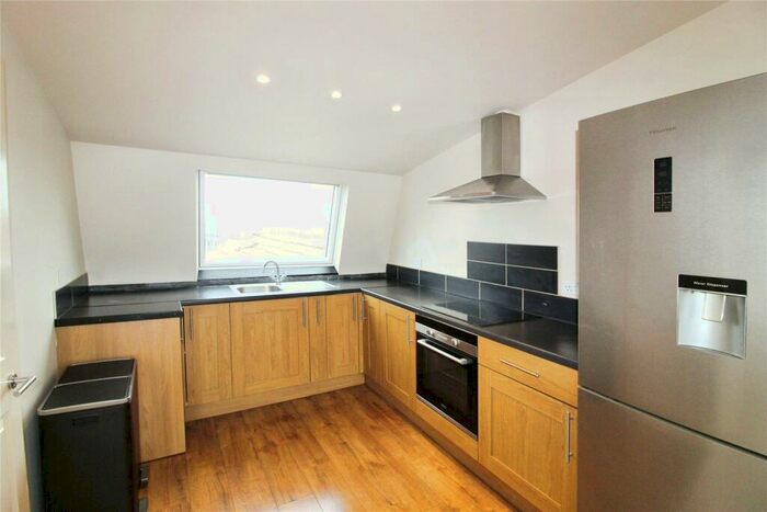 2 Bedroom Flat To Rent In East Street, Epsom, Surrey, KT17