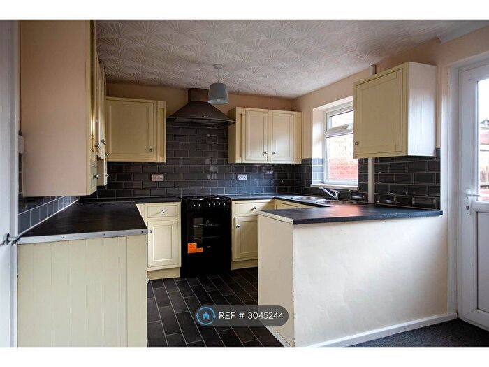 3 Bedroom Semi Detached House To Rent In Ganners Grove, Leeds, LS13