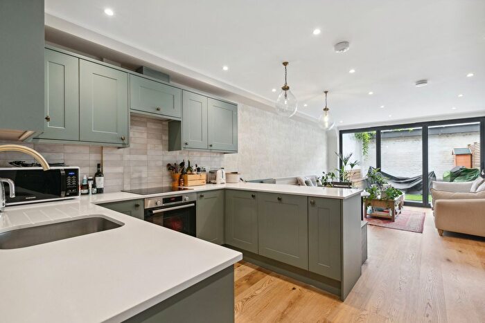 3 Bedroom Flat For Sale In Selkirk Road, SW17