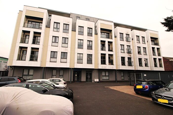 2 Bedroom Flat To Rent In New Orchard, Poole, BH15