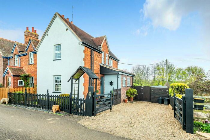 3 Bedroom End Of Terrace House For Sale In Old Milton Road, Thurleigh, Bedford, MK44