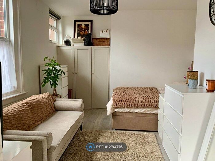 Studio To Rent In St James Road, East Grinstead, RH19