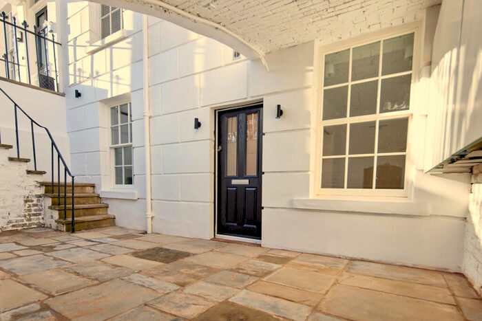 3 Bedroom Flat To Rent In The Garden Apartment, Clarendon Square, Leamington Spa, CV32