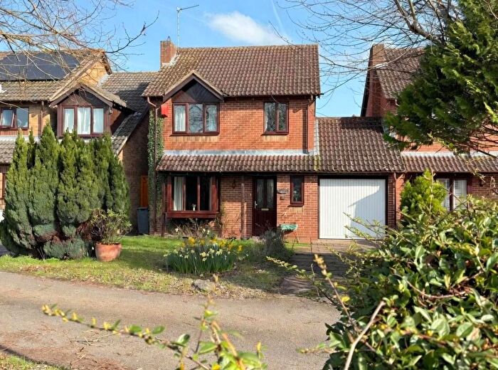 3 Bedroom Link Detached House For Sale In Lyon Close, Thatcham, RG19