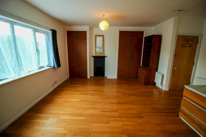 Flat To Rent In Kenton Road, HA3