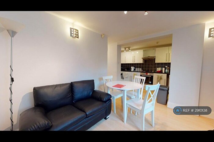 3 Bedroom Flat To Rent In Otley Road, Leeds, LS16