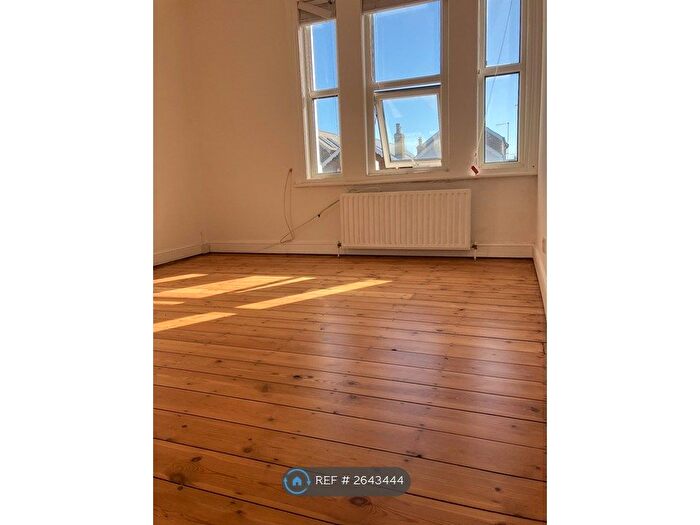 3 Bedroom Flat To Rent In Kings Road, Kingston, KT2