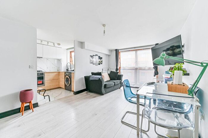 1 Bedroom Flat To Rent In Simpson Close, Thornton Heath, Croydon, CR0