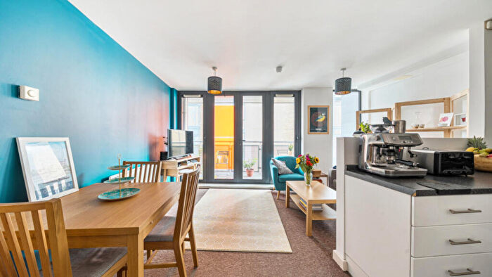 2 Bedroom Flat For Sale In Taylor Place, Bow, E3