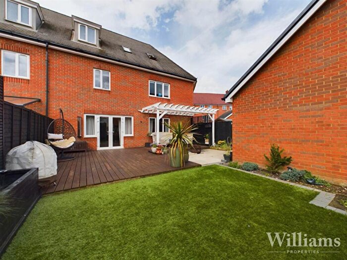 4 Bedroom End Of Terrace House For Sale In Colney Road, Aylesbury, HP18