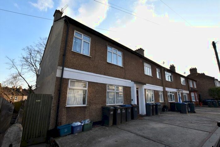 2 Bedroom Flat To Rent In Albert Road, London, SE25