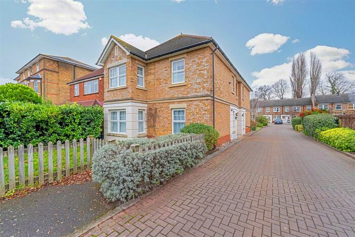 1 Bedroom Flat To Rent In Sandringham Mews, Hampton, TW12