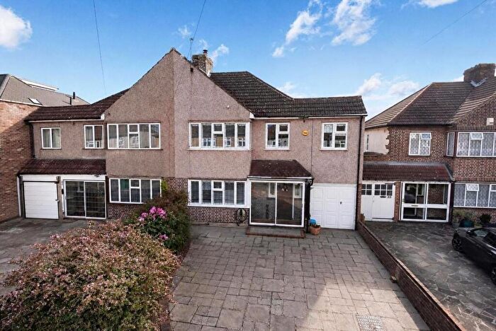 4 Bedroom Semi-Detached House For Sale In Pickford Close, Bexleyheath, DA7