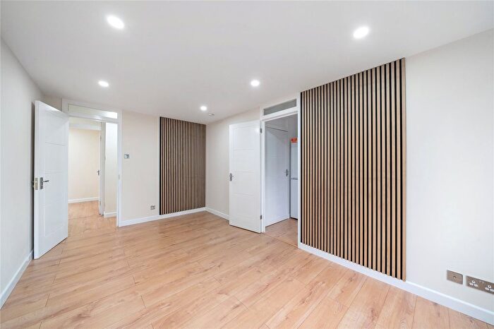 2 Bedroom Flat To Rent In Beardsley Way, London, W3