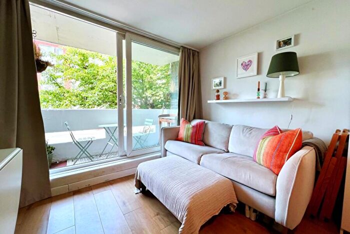 Flat To Rent In Woking, GU22